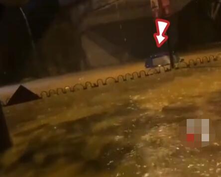 福建暴雨:男子开车被淹踹车门逃生 原因竟是淹踹原因这样太无奈了