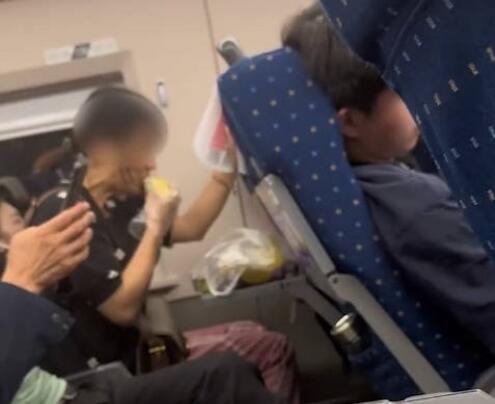 乘客吐槽女子在高铁上吃榴莲 榴莲不是乘客吃榴不能带上高铁吗？