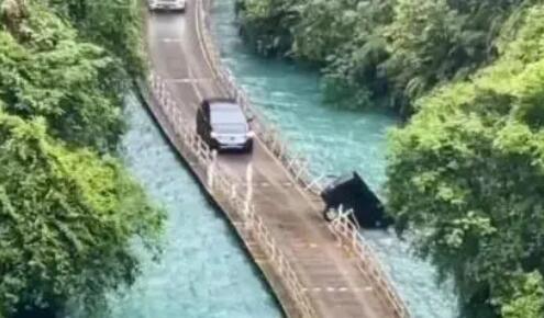 坠车浮桥承建方:出车祸不能怪修路的坠车