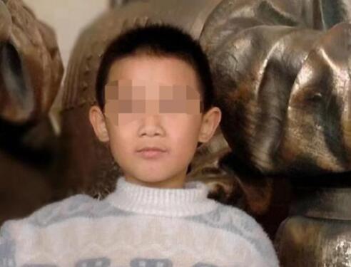 10岁男孩失联身亡 生母和继父系嫌犯