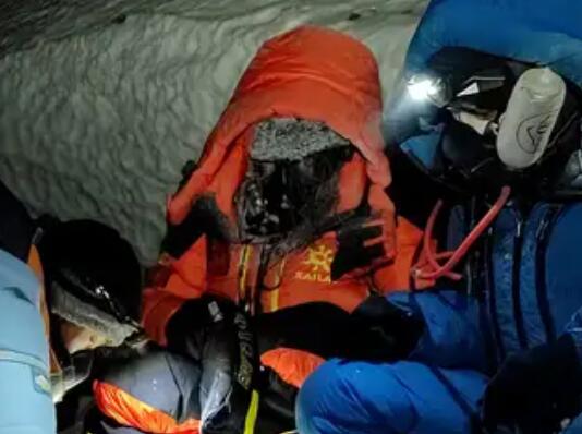 珠峰救人者:遇险者系私自登山队友 背后真相实在让人惊愕