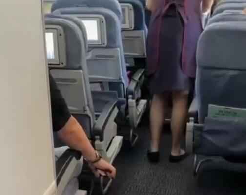 男子飞机上偷拍空姐裙底被抓 背后真相实在让人惊愕