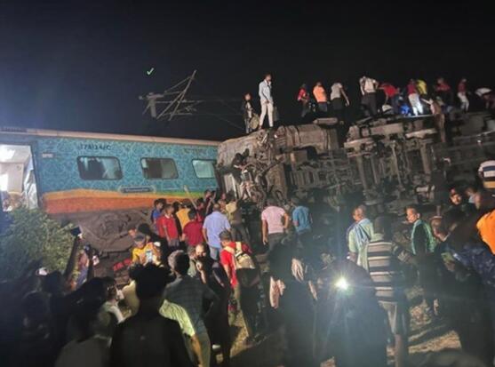 印度列车相撞事故已致120死超800伤 内幕曝光简直太意外了