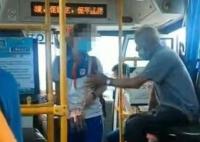 大爷公交车上强吻女孩被围堵 内幕曝光简直太意外了