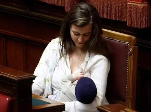意大利女议员在议会上为婴儿哺乳 背后真相实在让人惊愕