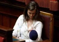 意大利女议员在议会上为婴儿哺乳 内幕曝光简直太意外了