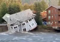 美国阿拉斯加州一建筑被洪水摧毁 内幕曝光简直太意外了