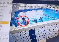 幼儿园女童被男教练强按水里惩戒 内幕曝光简直太意外了