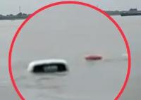 轿车撞人后冲入长江 仅车顶在水面上 内幕曝光简直太意外了