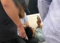 男子地铁占座躺女友腿上玩手机 内幕曝光简直太意外了