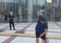 苹果门店回应刘金怒摔iPhone 原因竟是这样太无奈了