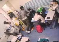 培训机构老师殴打学生 被警方控制 实在太让人气愤了