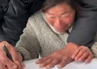 67岁老人握妻子手买人生第一套房 内幕曝光简直太意外了