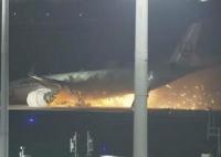 日本客机爆燃瞬间:滑行中炸成火球 现场画面曝光简直太恐怖了